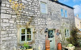 Idyllic, Rustic, Traditional Cottage In Rural Village With Wood Burner And A Great Local Pub